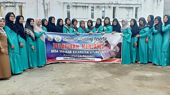 Peserta pelatihan menjahit tampak antusian mengikuti program Pemdes yang bersumber dari dana desa. FOTO : IRVA GUSNADI/JE PALATIHAN.  