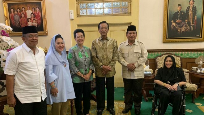 Calon Presiden nomor urut 02 dan Titiek Soeharto,  usai bertemu Sri Sultan Hamengku Buwono X di Bangsal Kepatihan. 
