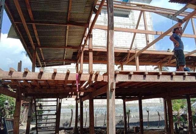 Terlihat Warga yang Terpaksa Bongkar Rumahnya.