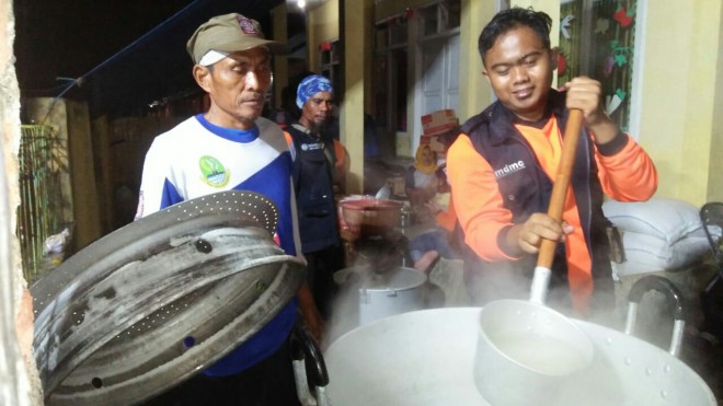 Bantuan logistik dari Kementerian Sosial RI, untuk warga terdampak banjir akibat meluapnya Sungai Cimanuk, Kabupaten Indramayu.