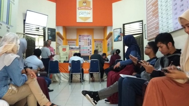 Kesibukan di kantor Komisi Pemilihan Umum (KPU) kemarin (9/4). 