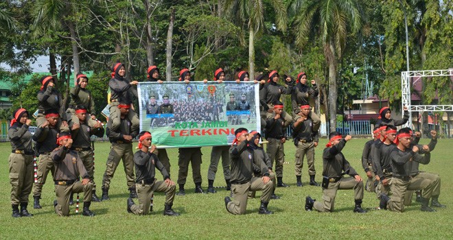 Atraksi yang dilakukan anggota Satpl PP Kota jambi pada perayaan HUT Satpol PP ke-69 di lapangan Kantor Walikota Jambi (10/4). Foto : M Ridwan / Jambi Ekspres