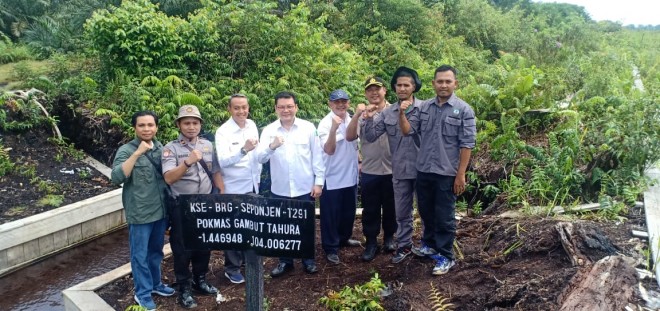 Kepala BRG bersama Dir Reskrimsus Polda Jambi meninjau Sekat Kanal yang dibuat di Tahura Orang Kayo Hitam.