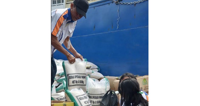 Bulog Jambi saat melakukan operasi pasar di Pasar Angso Duo beberapa waktu lalu. Foto : Ist