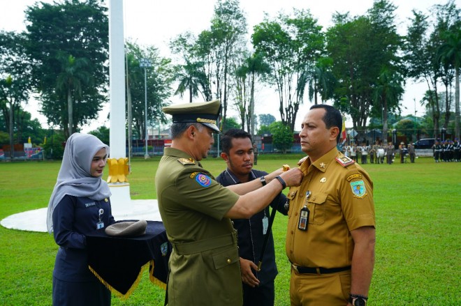 Kabag Humas Kota Jambi Abu Bakar dianugerahi Wing Kemahiran dan Baret.