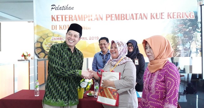 Pelatihan keterampilan untuk pembuatan kue kering bagi usaha-usaha yang tergolong usaha mikro hingga kecil di Kota Jambi, Senin (8/4) lalu.