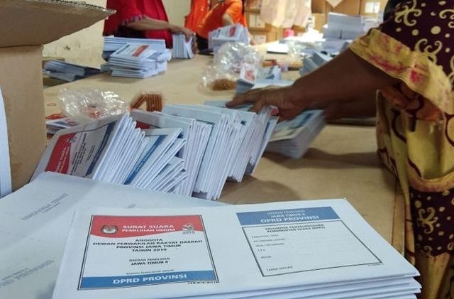 Ilustrasi Surat Suara. Sejumah pekerja sedang melakukan pelipatan surat suara yang akan didistribusikan ke sejumlah negara dan daerah. (Miftahul Hayat/JawaPos)