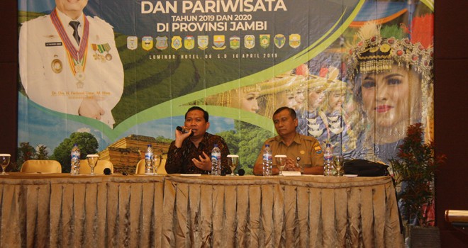Pemateri dari kementrian Pariwisata RI menyampaikan materi saat rakor bidang kebudayaan dan pariwisata.