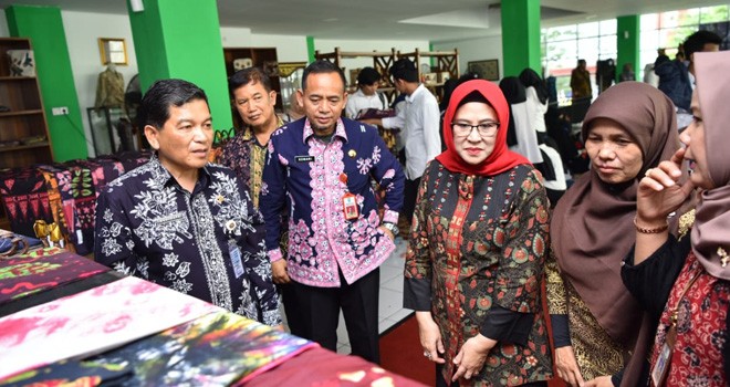 Sekda Kota Jambi Budidaya pada penutupan pelatihan batik Tulis 3 in 1 Angkatan III (11/4) lalu. Foto : Ist