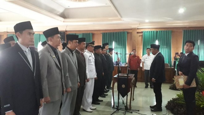 26 pejabat Eselon saat pengambilan sumpah jabatan. Foto : Maulana / Jambiupdate
