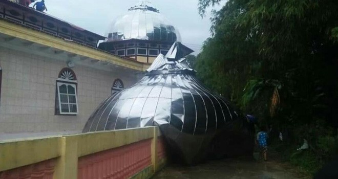 Kubah masjid di Desa Pendung Hilir Penawar terlepas dan terbang ke jalan akibat ditiup angin kencang. Foto : Gunadi / Jambiupdate