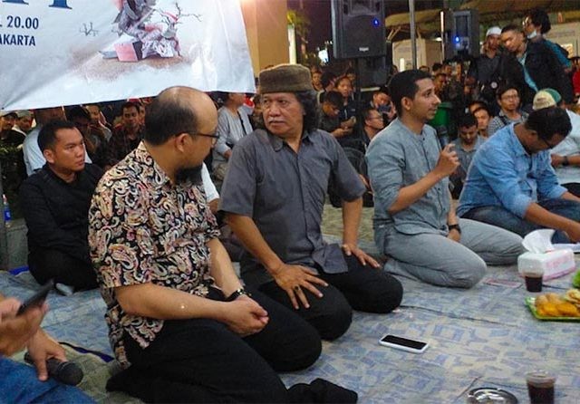 Novel Baswedan (kiri) duduk berdampingan bersama Cak Nun di acara Kenduri Cinta, di Taman Ismail Marzuki Jakarta, Jumat (12/4) malam. (Istimewa)