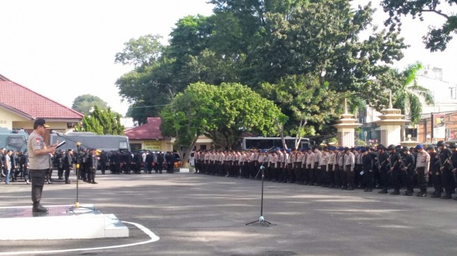 Kapolda Jambi Irjen Pol Muchlis saat Memimpin apel pergeseran pasukan untuk pengamanan pemilu 2019. Minggu (14/4).