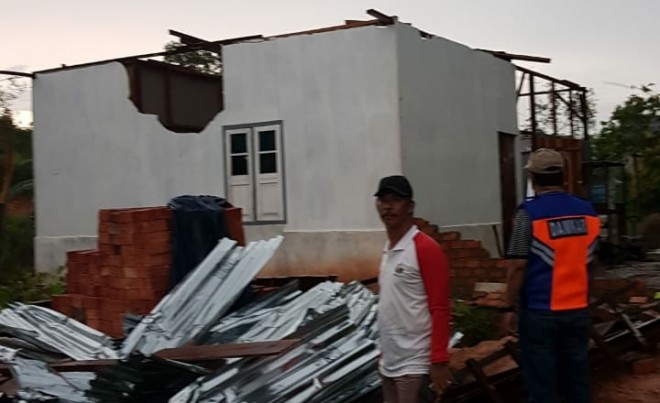 Rumah warga yang rusak diterjang angin puting beliung. 