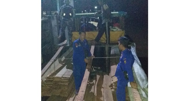 Dua belas kubik kayu tanpa dokumen diamankan oleh Polairud Polda Jambi di perairan Kuala Mendahara Kabupaten Tanjung Jabung Timur. Foto : Ist