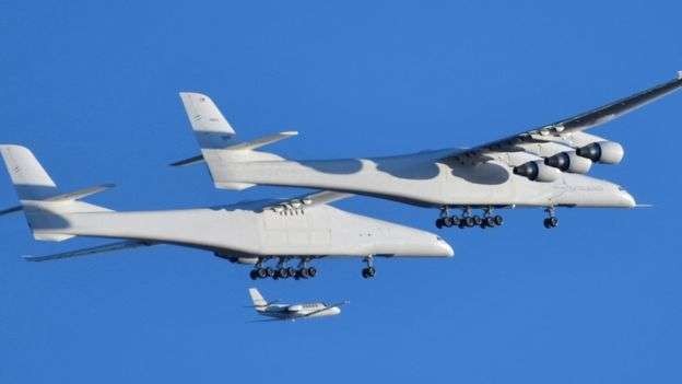Pesawat terbesar di dunia dengan sayap lebih besar melakukan penerbangan untuk pertama kalinya. Dibangun oleh Stratolaunch (Reuters)
