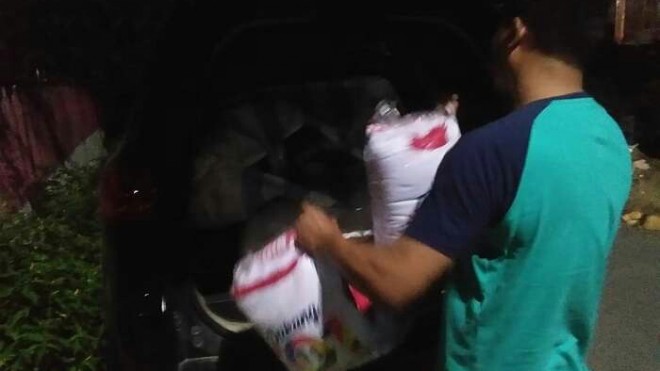 Ratusan kaus bergambar foto Nurdin Abdullah, bertuliskan 01 Sulsel Jokowi-Amin Indonesia Maju, disita Panwascam Tamalatea Jeneponto, Minggu, (14/4/19), malam.