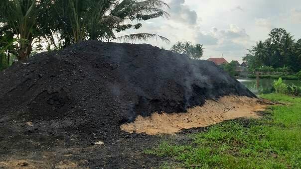 Polusi Udara. Pembakaran batu bara di Kampung Bantilang, Kelurahan Tekolabbua, Kecamatan Pangkajene.
