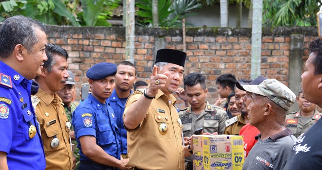 Walikota Jambi Sy Fasha memberikan bantuan kepada korban angin putting beliung dai RT 32, Kelurahan Kenali Asam Bawah (15/4). Foto : Ist