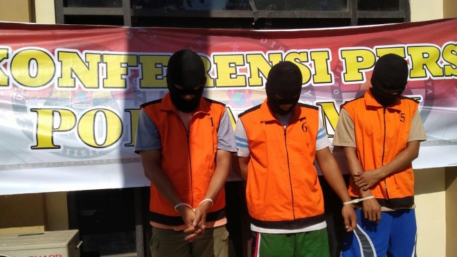 Tiga Orang Diduga Pengolah Minyak Mentah yang berhasil Diamankan, (9/4) lalu. 