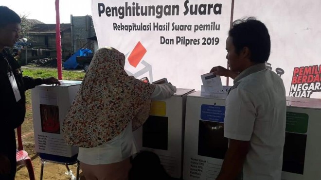 Foto: Simulasi saat Memilih, yang Dilaksanakan PPK Sitinjau Laut. 