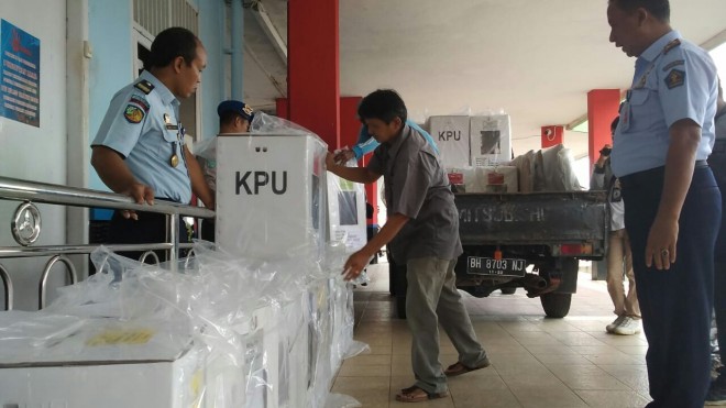 Lima kota suara untuk pemilihan umum (pemilu) 2019 tiba di Lapas Klas IIA Jambi pada Selasa (16/4). 