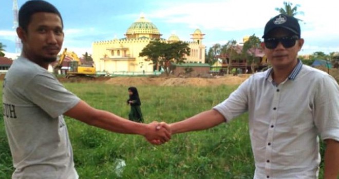 Hendrik Arhadi dan pamannya, Muh Aziz yang bertaruh soal pemenang Pilpres 2019. Foto  : Ist