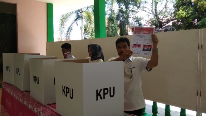 Sutan Adil Hendra (SAH) saat menyalurkan hak pilihnya di TPS. Foto : Ist