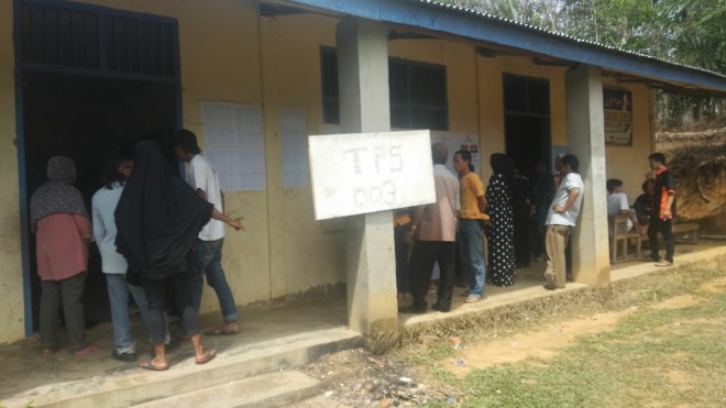 Warga Desa Sungai Toman, Kecamatan Mendahara Ulu, Kabupaten Tanjung Jabung Timur (Tanjabtim), dibuat kecewa karena pencoblosan baru dimulai pada pukul 09.30 WIB. Foto : Ist