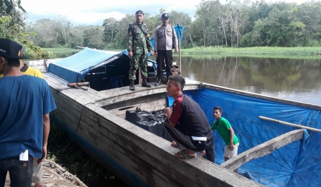 TNI-Polri Kawal Pengiriman Surat Suara di Perairan Sungai Batanghari. Foto : Ist