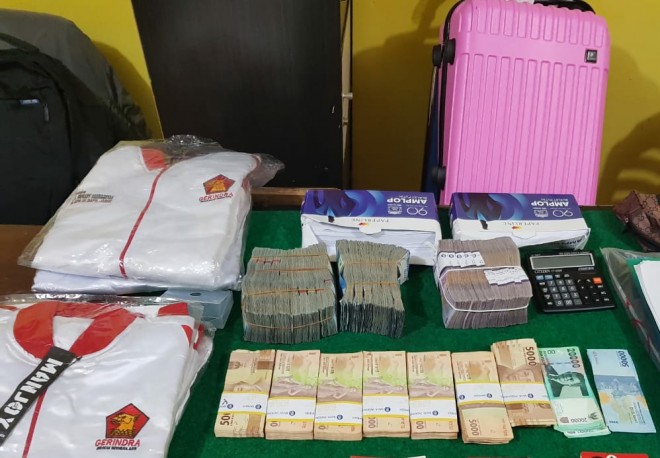 Barang bukti Operasi Tangkap Tangan (OTT) terhadap empat orang yang yang akan melakukan. Foto : Ist