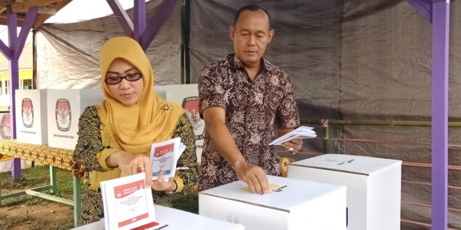 Bupati Tebo, H. Sukandar berdasama Ibu Hj. Saniatul Lativa Pagi td sekitar pukul 08.00 Wib memberikan hak suaranya di TPS 15 Kelurahan Tebing Tinggi Kecamatan Tebo Tengah. Foto : Ist