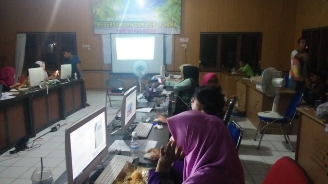Suasana Quick Count di Kesbangpol Tanjabtim. Foto : Maulana / Jambiupdate