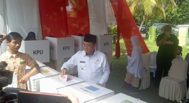 Gubernur Jambi Fachrori Umar selesai menyalurkan hak suaranya di TPS 14 Telanaipura. Dia datang di TPS pukul 10.00 WIB beserta rombongan Forkopimda lainnya. Foto : Andri / Jambiupdate