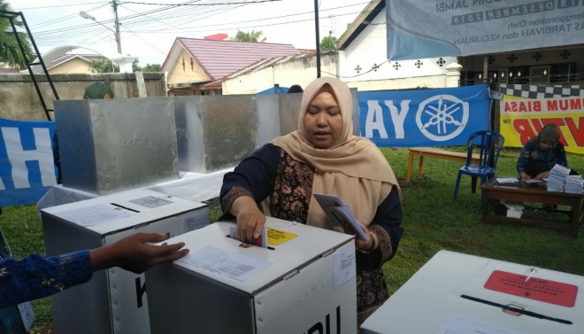 Hj. Masnah Busro Bupati Kabupaten Muarojambi, nyoblos di kediamannya bersama keluarga.