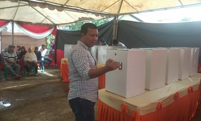 Bupati Tanjung Jabung Timur (Tanjabtim), H. Romi Hariyanto, SE ikut berpartisipasi mencoblos di TPS 4 Kelurahan Rano, Kecamatan Muarasabak Barat. Foto : Ist