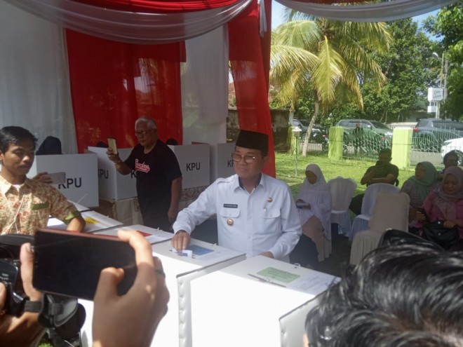 Gubernur Jambi Fachrori Umar saat menyalurkan hak pilihnya (17/4)