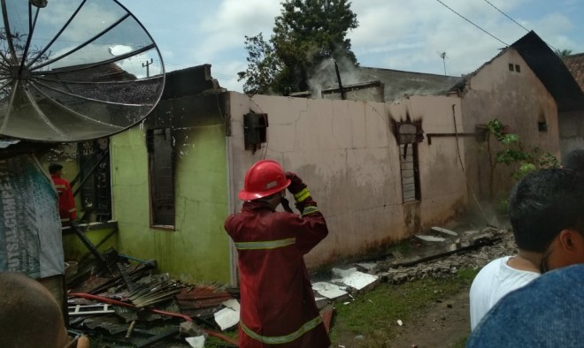 Satu unik rumah yang terbakar di Payo Selincah. Foto : Ist