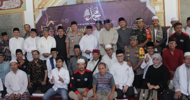 Perkumpulan Urang Banten (PUB) menggelar peringatan Isra Mi raj dengan tema â€œMerajut Kebersamaan Membangun Bantenâ€ di Masjid Agung At Tsauroh Serang, Banten, Jumat (19/4). Foto : Ist