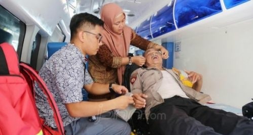 Petugas Polisi saat dirawat. Foto : JPNN