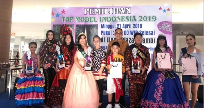 Pemenang Top Model diberikan piala penghargaan oleh Wakapolresta Kota Jambi, AKBP Bambang Irawan, SiK beserta ibu. Foto : Ist