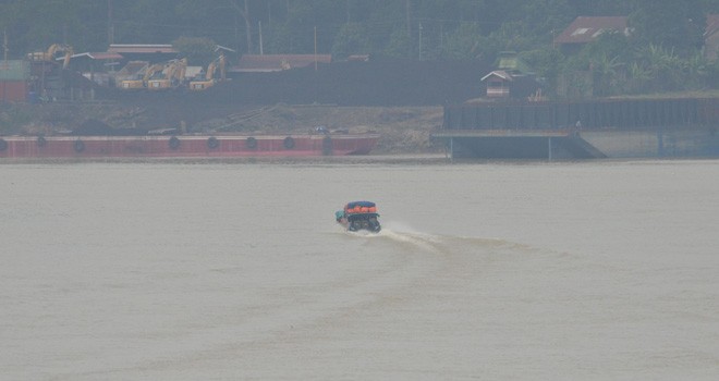 Bongkar muat batu bara di salah satu stockpile di Desa Kumpeh, Kabupaten Muaro Jambi.