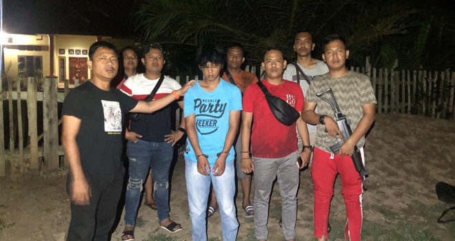 Tersangka pembunuh Suhandra berhasil diamankan satuan Reskrim Polres Tebo Senin (22/4) kemarin, saat pelaku bersembunyi di rumah neneknya. Foto: Ist