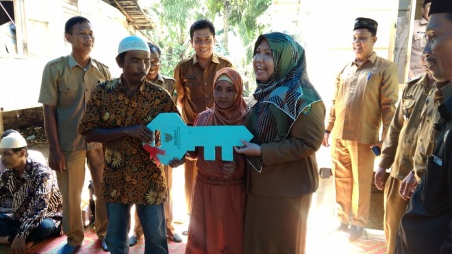 Bupati Masnah Serahkan Bantuan Bedah Rumah Kepada Warga Sengeti. Foto : Ist