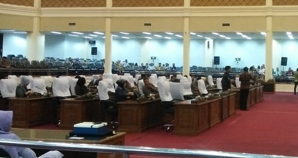 Paripurna DPRD Kota Jambi pasca Pileg Senin (22/4) terlihat sepi. FOTO: HAVIZ ALATAS