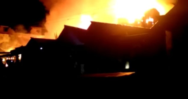 Kebakaran terjadi Desa Lambur Luar, Kecamatan Muarasabak Timur, Kabupaten Tanjung Jabung Timur (Tanjab Timur), malam ini, selasa (23/4). Foto : Ist