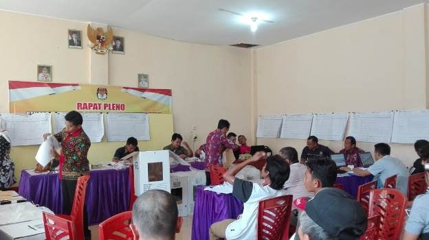 Rekapitulasi penghitungan suara di Kecamatan Bangko mendapatkan pengamanan dengan dihadiri sejumlah saksi partai. FOTO : WIWIN SAPUTRA    
