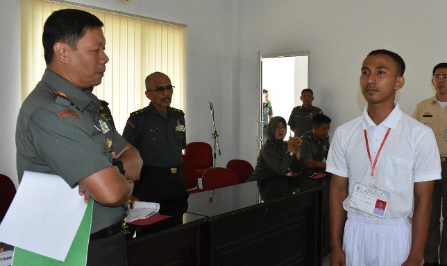 Danrem Jambi Kolonel Arh Elphis Rudi bersama anak SAD yang lolos seleksi Catam