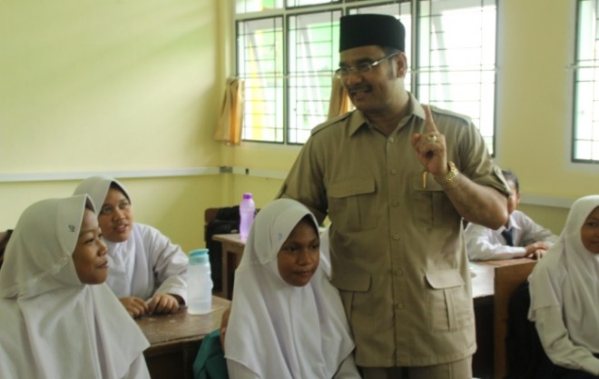 Pimpinan Komisi X DPR RI yang membidangi pendidikan Sutan Adil Hendra (SAH) turun langsung ke lapangan guna memonitoring pelaksanaan Ujian Nasional tingkat SD dan SMP atau sederajat di Kota Jambi, Senin (22/4/2019).