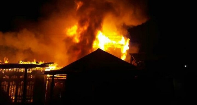 Kebakaran terjadi Desa Lambur Luar, Kecamatan Muarasabak Timur, Kabupaten Tanjung Jabung Timur (Tanjab Timur), malam ini, selasa (23/4). Foto : Ist